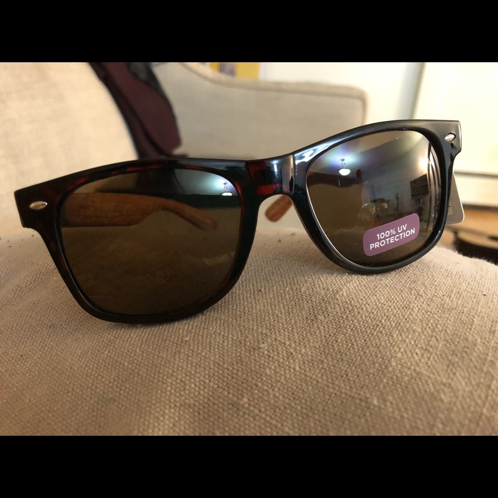 Classic Sunglasses -M- Tortoise Faux Wood temples
